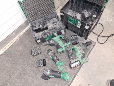 de nombreux outils posés à même le sol