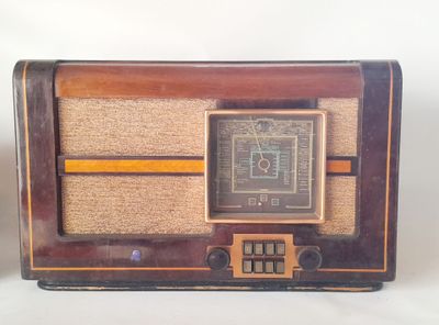 RADIOLA. Poste radio français en bois de placage, type RA24U…