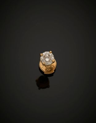 Un CLOU D'OREILLE dépareillé serti d'un diamant taille brill…