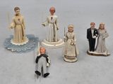 cinq figurines représentant des personnes en tenue de cérémonie