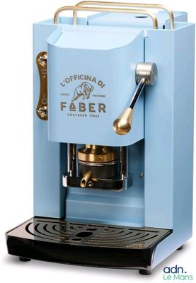 une machine à café bleue posée sur une table