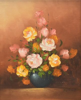une peinture de fleurs dans un vase bleu sur une table