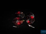 deux morceaux de verre rouge posés sur une surface noire