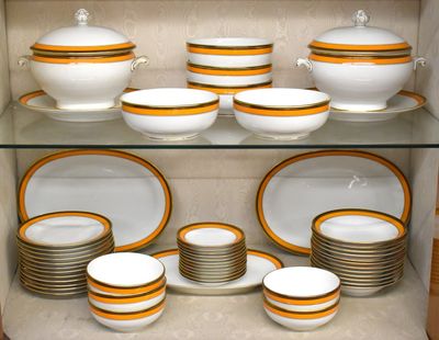 de nombreuses assiettes et bols posés sur une étagère en verre dans un placard