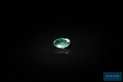 un losange vert et blanc sur un fond noir