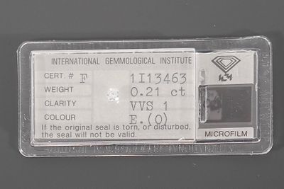 Un diamant sur papier (scellé) accompagné de son certificat …