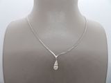 gros plan d'un torse de mannequin portant un collier