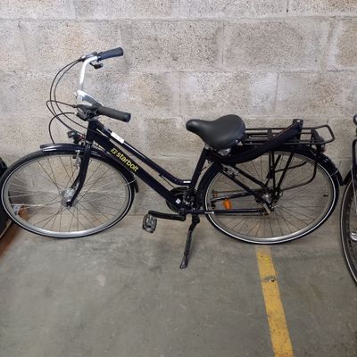 deux vélos garés l'un à côté de l'autre sur un parking