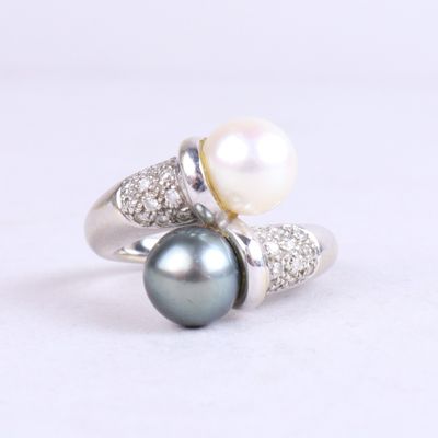 une image d'une bague en perles et diamants sur une surface blanche