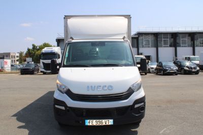 un camion blanc garé dans un parking