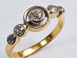 gros plan d'une bague en or et diamants sur fond blanc