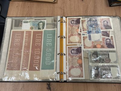 un livre ouvert dans lequel se trouve beaucoup d'argent