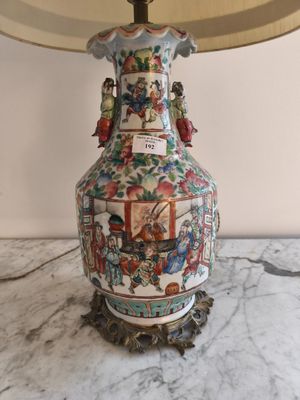 une lampe posée sur une table sur laquelle se trouve une autre lampe