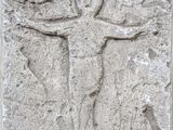 une image représentant un relief en pierre d'un homme sur une croix