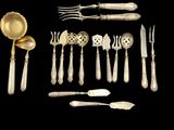 un assortiment d'argenterie comprenant des couteaux, des cuillères et des cuillères