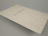 le livre est ouvert sur une table, sur fond blanc