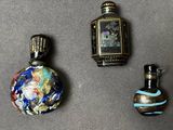 trois flacons de parfum posés les uns à côté des autres