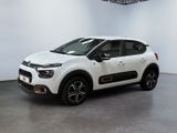 La Citroën blanche est garée dans une grande pièce
