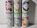 quatre boîtes de fruits et légumes assortis posées sur une table