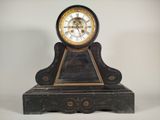 une horloge posée sur une table