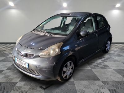 la photo d'une petite voiture garée dans un garage
