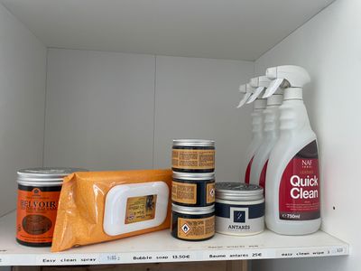 une étagère sur laquelle sont posés divers produits d'entretien