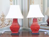 deux lampes posées sur une table, avec un miroir en arrière-plan