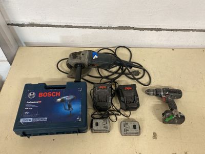 a lot of tools that are sitting on a table