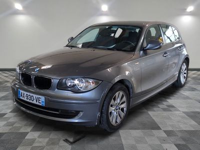 la photo d'une voiture argentée garée dans un garage