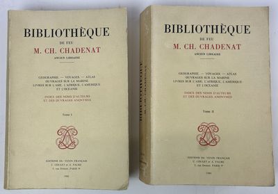 les deux livres sont posés côte à côte sur une surface blanche