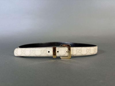 Gucci. Ceinture en cuir crème embossée du double "G", boucle…