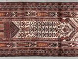 un vieux tapis orné d'un motif