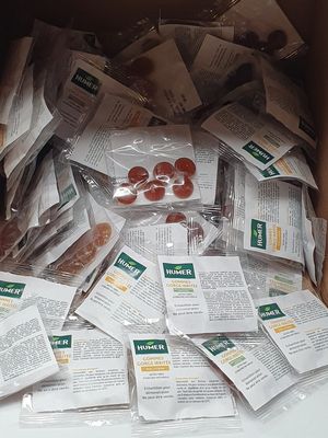 une boîte remplie de nourriture posée sur une table