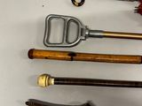 quatre types différents d'outils de jardinage posés sur une surface blanche