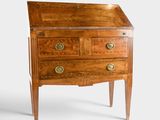 une image d'un petit bureau en bois avec des tiroirs
