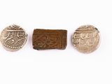 trois pièces d'argent et de bronze sur un fond blanc
