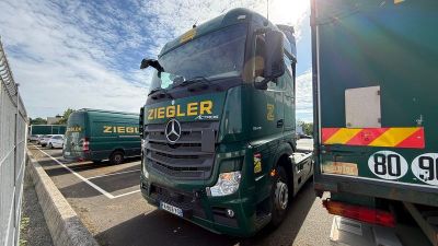 deux camions garés l'un à côté de l'autre dans un parking