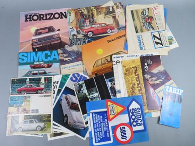 beaucoup de brochures et de magazines consacrés aux voitures anciennes sur la table