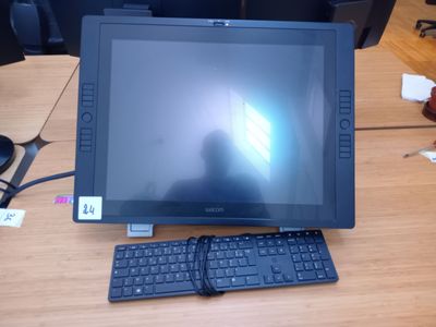 un ordinateur de bureau posé sur une table avec un clavier et une souris