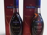 deux bouteilles de vin sont posées l'une à côté de l'autre sur une table