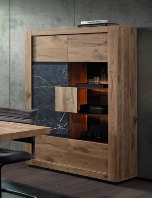 une table en bois avec une chaise noire devant