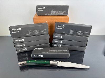 une pile de cartons sur laquelle est posé un couteau