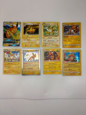 plusieurs cartes de pokémon sont alignées sur une surface blanche