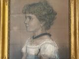 portrait d'une femme vêtue d'une robe blanche et d'une ceinture bleue