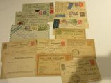 quelques vieilles lettres et enveloppes posées sur une table