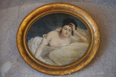 Portrait de femme allongée dans un cadre ovale - Photo 1