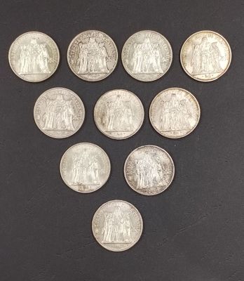 un groupe de six pièces d'argent posées sur une surface noire