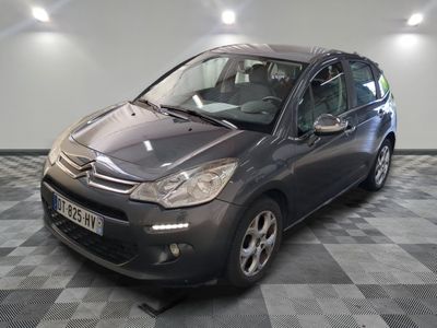 une photo d'une Citroën grise garée dans un garage