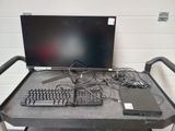 un bureau sur lequel se trouvent un clavier, une souris et un écran