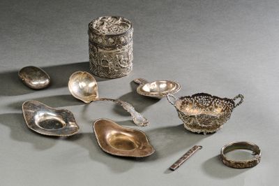 beaucoup de cuillères en argent et de cuillères sur la table